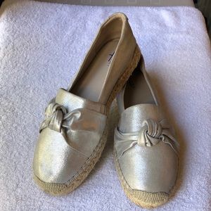 NWOT! TAHARI Silver Metallic leather Espadrilles